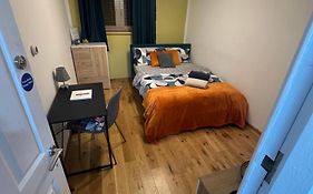 Spacious En-Suite Rooms & Off-Suite Rooms Near Hospital And Shops